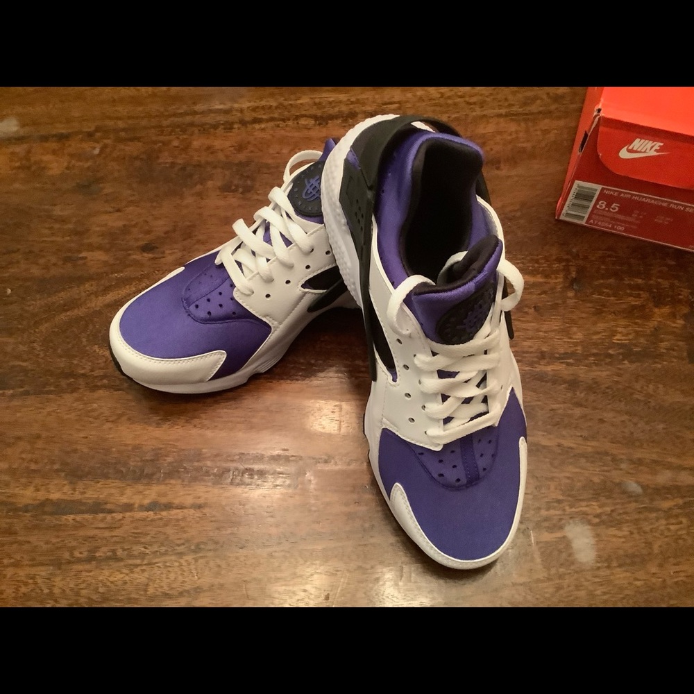 Men’s Nike size 8.5 Huarache Run SE NWOT.